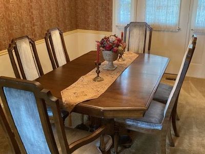 Ethan Allen Georgian Court Collection Dining Table and Chairs