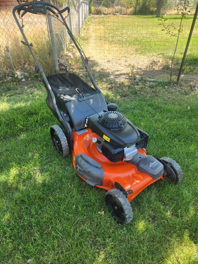 Husqvarna HU700F 22-inch Autowalk Variable Speed Self-Propelled Gas Lawn Mower