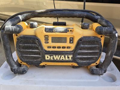 DEWALT WORK RADIO/+ CHARGING STATION