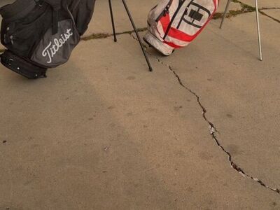 OGIO GOLF BAG WITH STAND OR TITLEIST