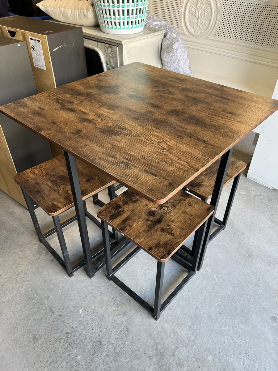 Breakfast Nook Table and Stools