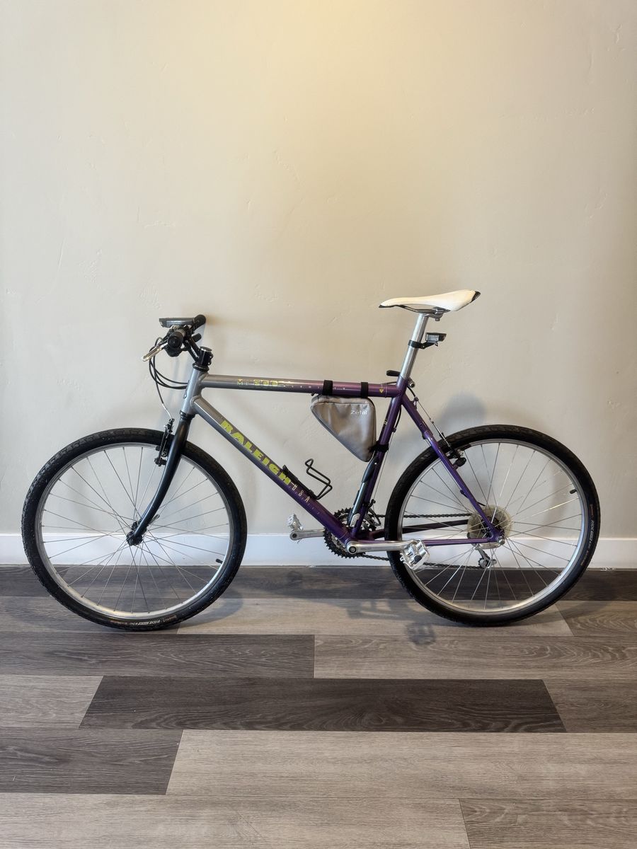 M/L Raleigh MT-500 Bicycle 26” tires well maintained