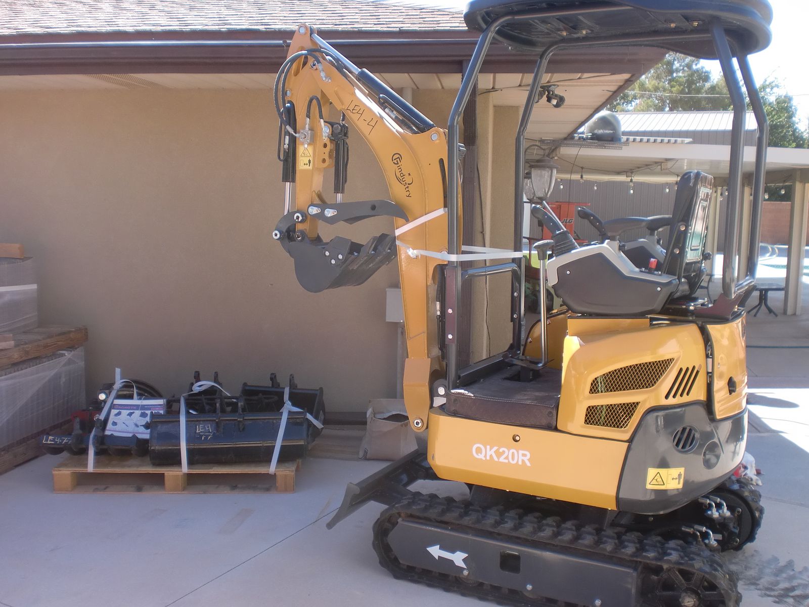 New CFG QK20r Mini Excavator w/ 9 attachments