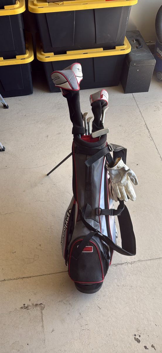 TaylorMade Golf Club Set with Stand Bag and Headcovers. Junior Set Age 7-12