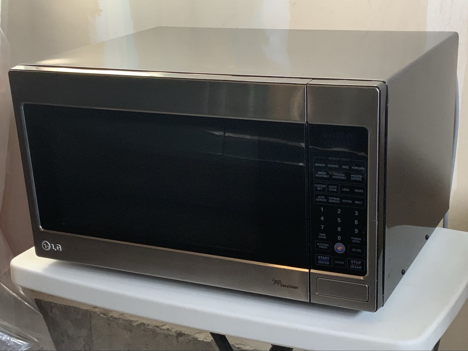 LG #LCRT2010ST. EasyClean Countertop Microwave Oven - Stainless Steel Finish