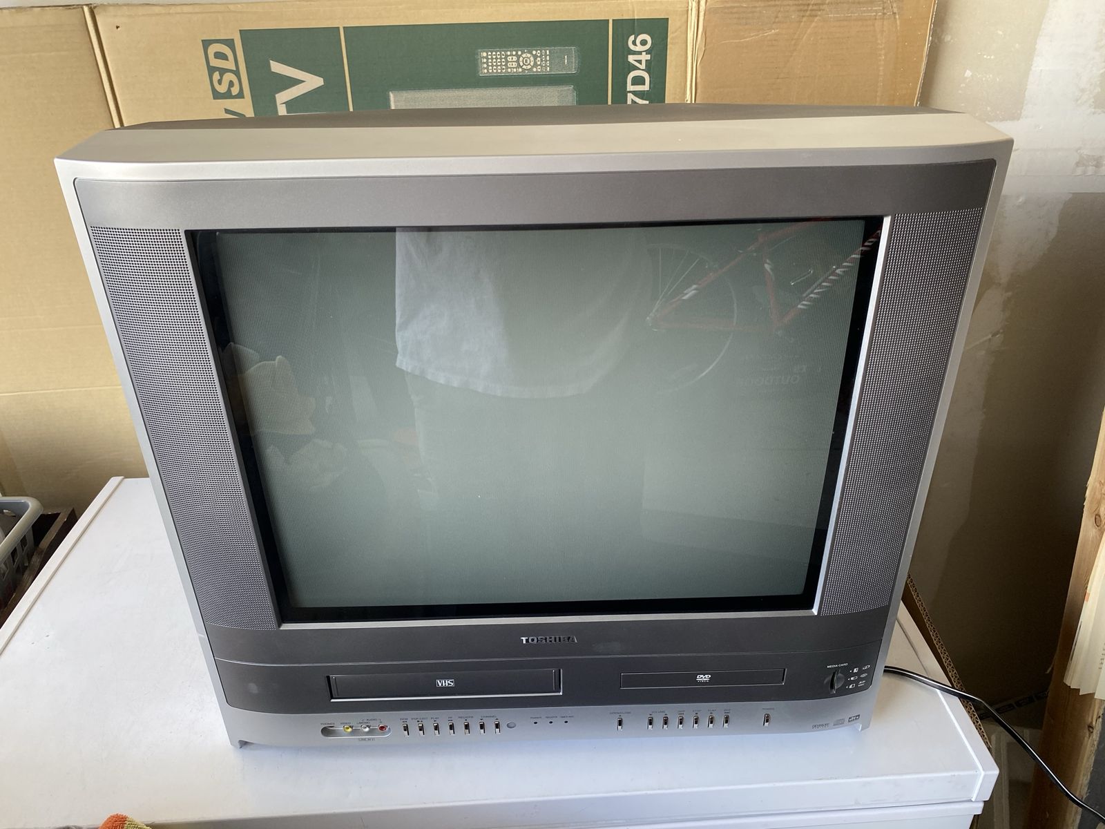Toshiba MV20F31 20" CRT TV with remote Built-in VCR & DVD Player Retro Gaming