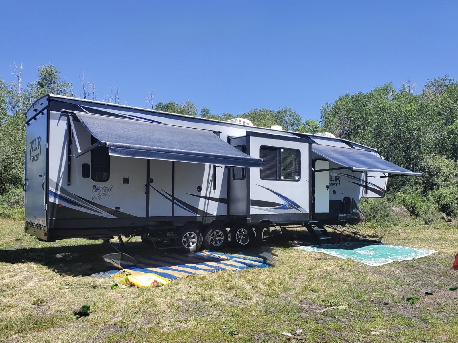 Toy-hauler with extras