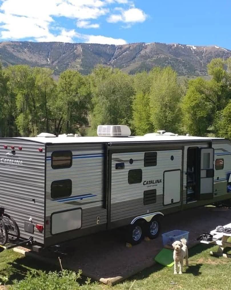 Coachmen Catalina Legacy Edition Travel Trailer - Excellent Condition, Ready for Adventure!