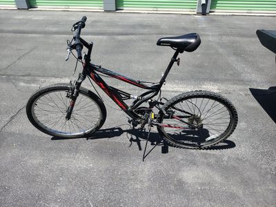 nice hyper shockeren 26" pedal bike in good condition