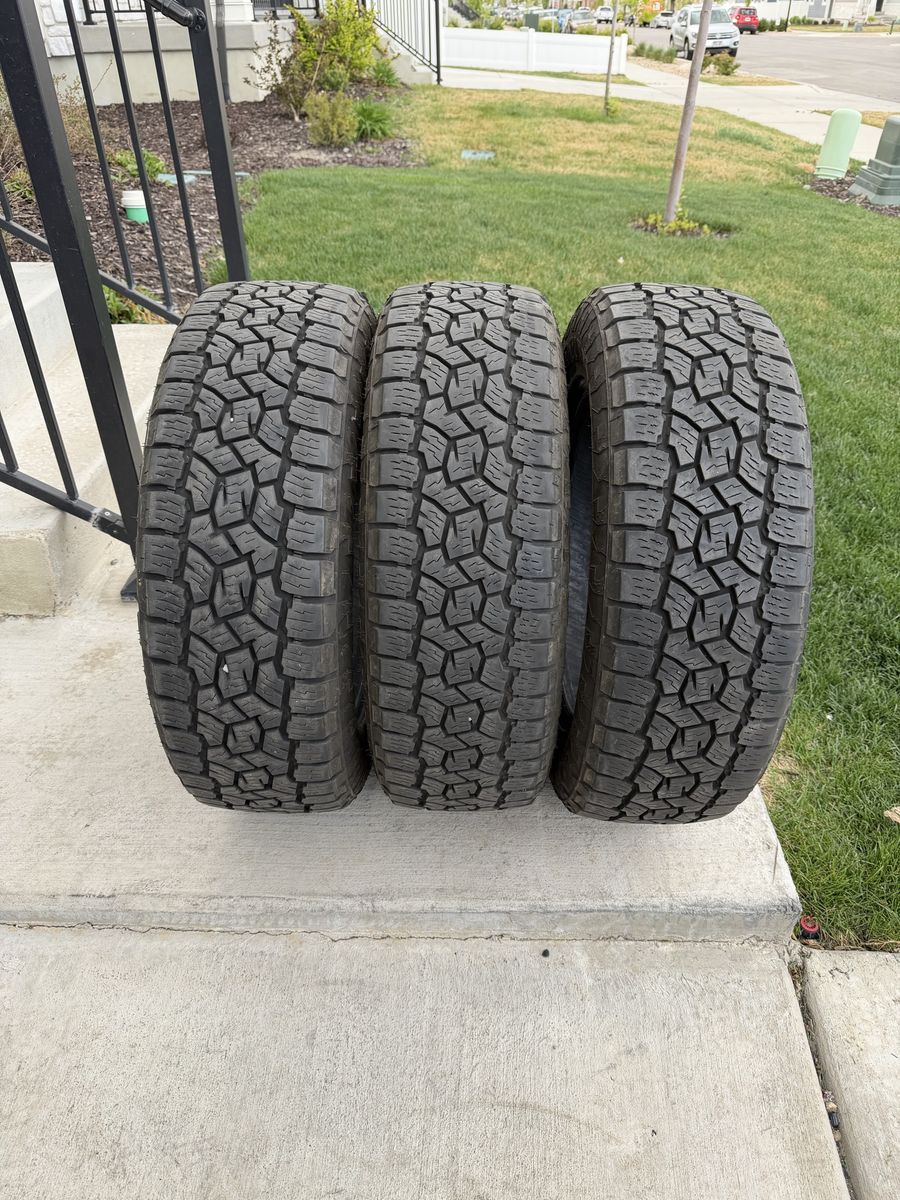 215/60R17 Toyo AT3 like new