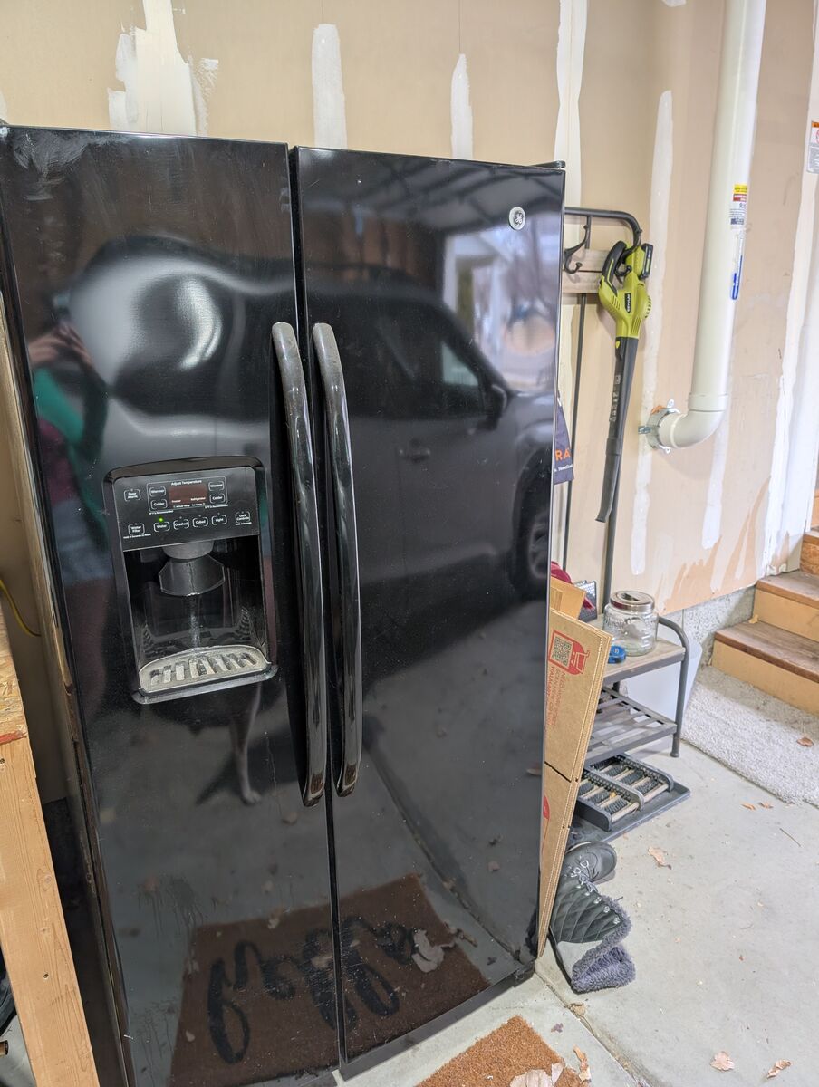 GE Fridge w/ice& water dispenser