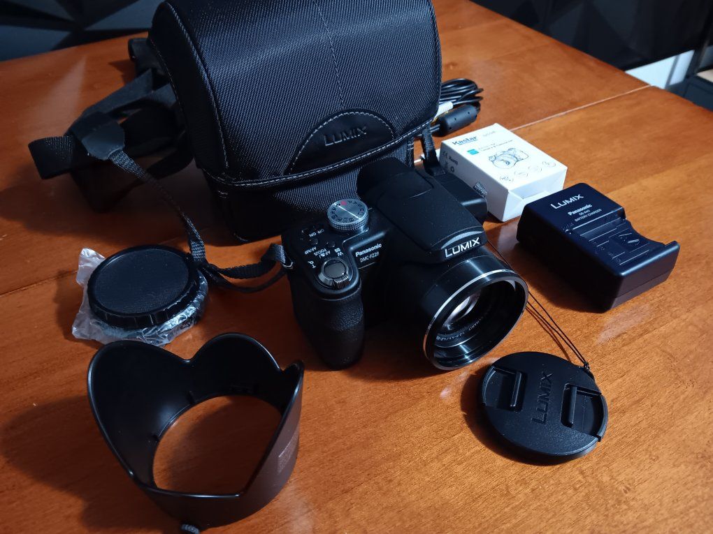 Panasonic Lumix DMC-FZ28 10 MP Digital Camera, with 18x Optical Zoom, with SD Card, Accessories, Batteries, Charger & Carring Ca