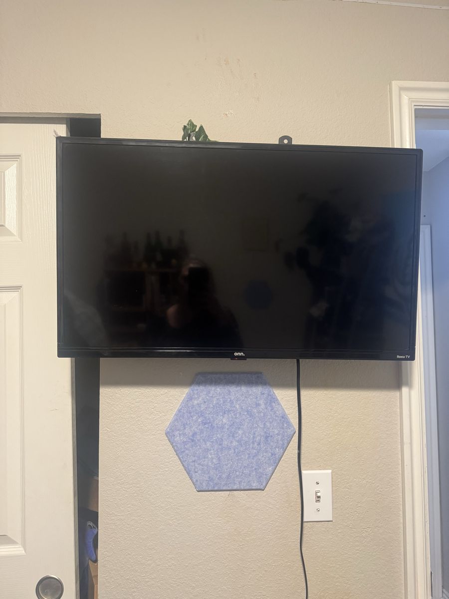 onn. Roku TV 32-inch Smart HD LED TV - Wall Mount Included