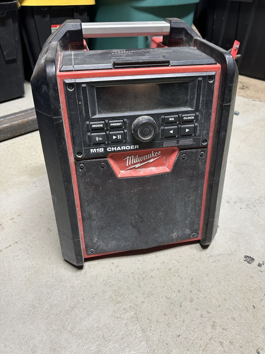 Milwaukee M18 Jobsite Workplace Radio and Charger
