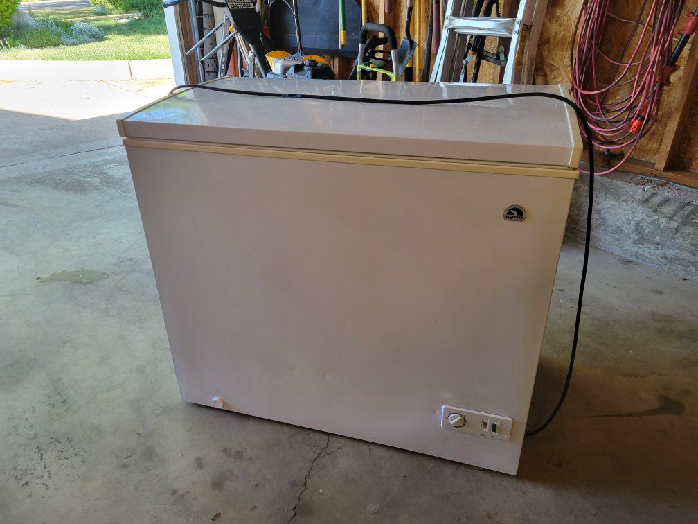 Small Igloo freezer chest