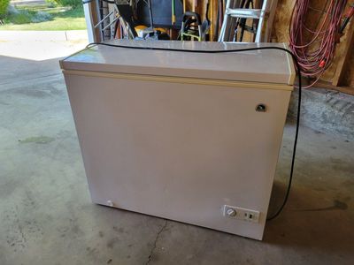 Small Igloo freezer chest