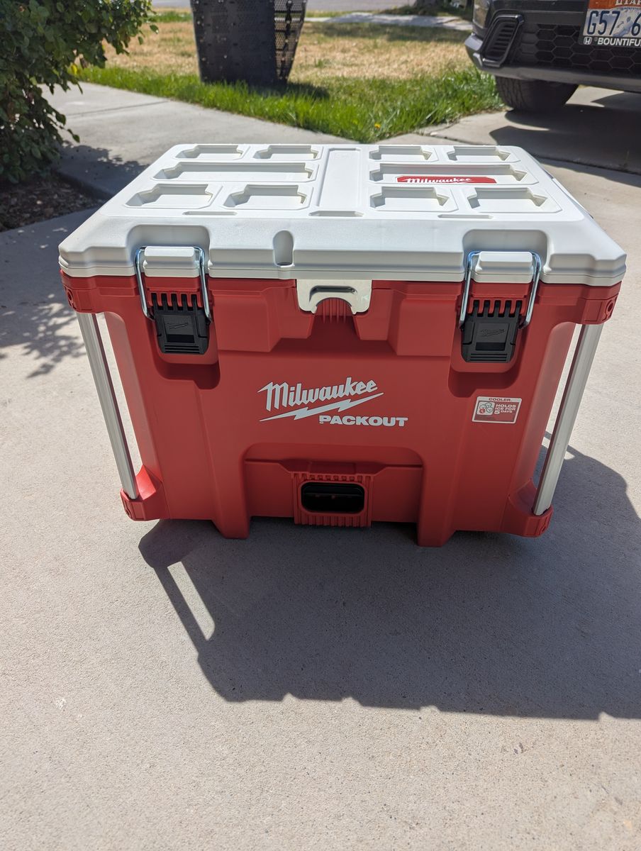 Milwaukee 22" 40qt packout cooler