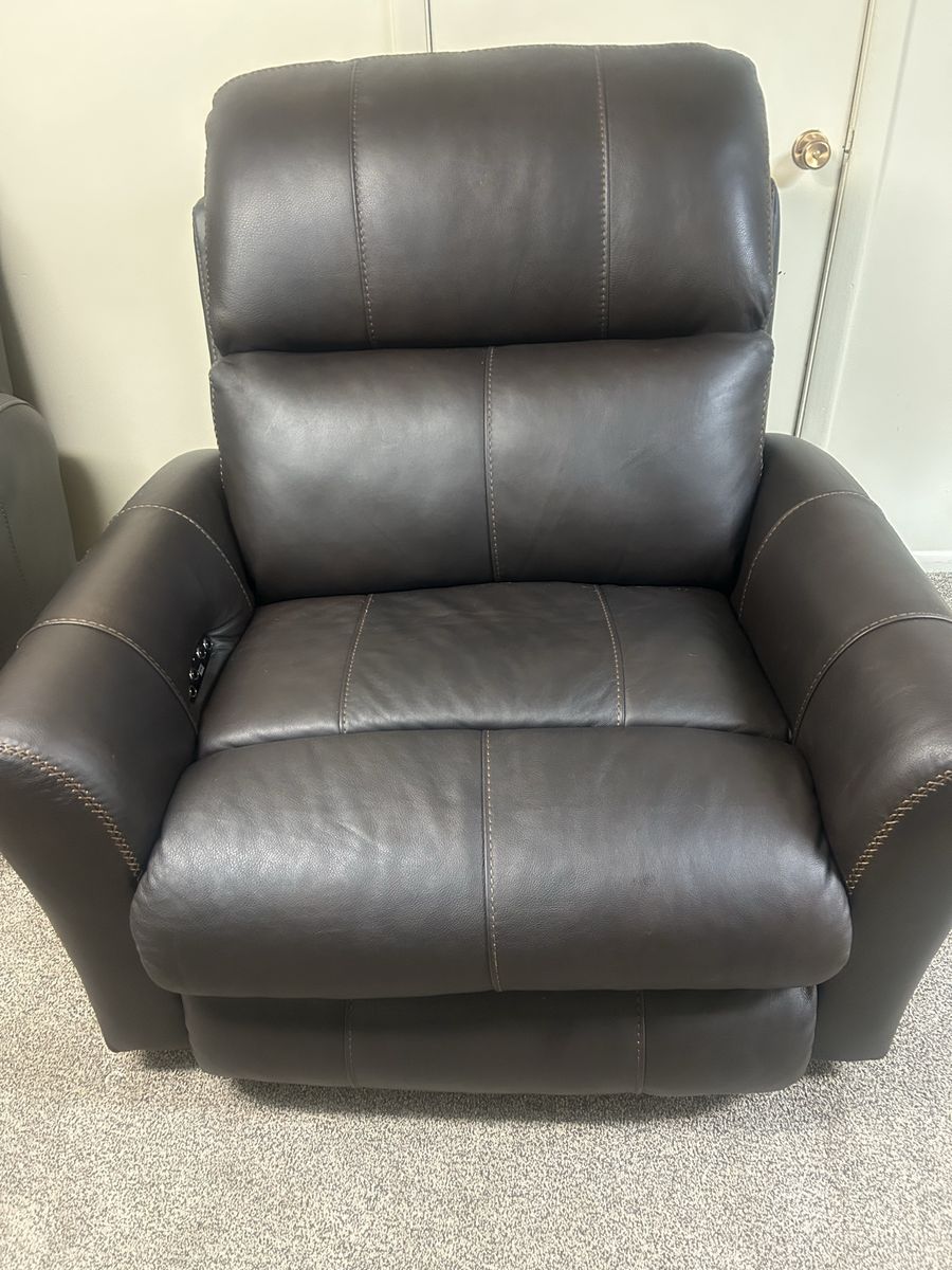 Luxurious Dark Brown Leather Power Recliner - Excellent Condition, USB Port