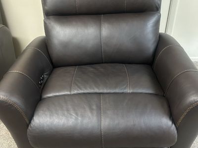 Luxurious Dark Brown Leather Power Recliner - Excellent Condition, USB Port
