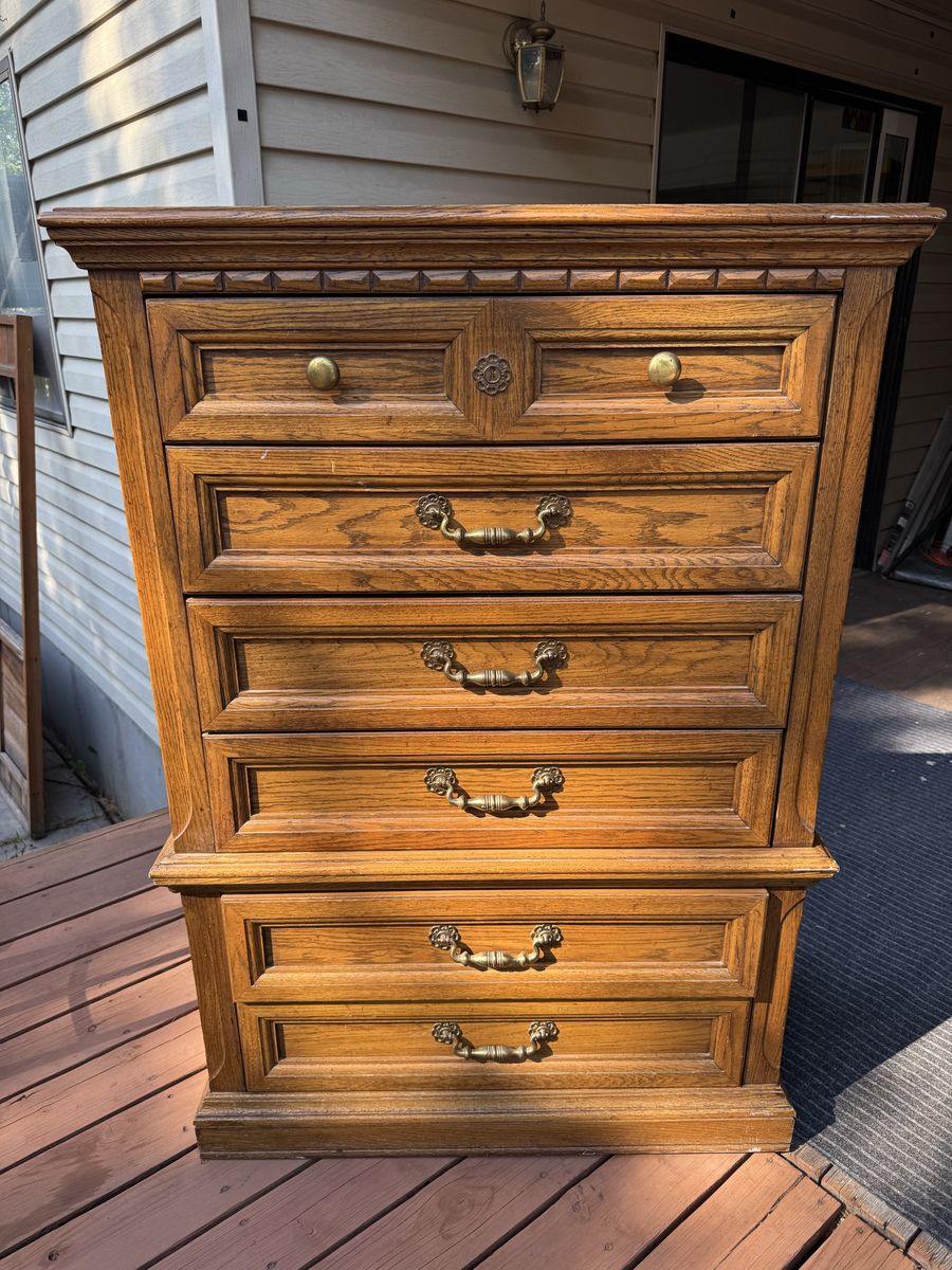 Vintage Solid Wood 5-Drawer Dresser with Brass Handles - Rustic Oak Finish