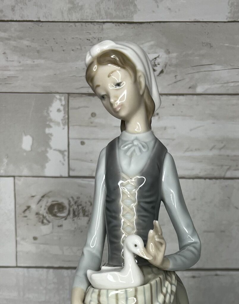 Lladro Porcelain Figurine Girl With Goose #4815