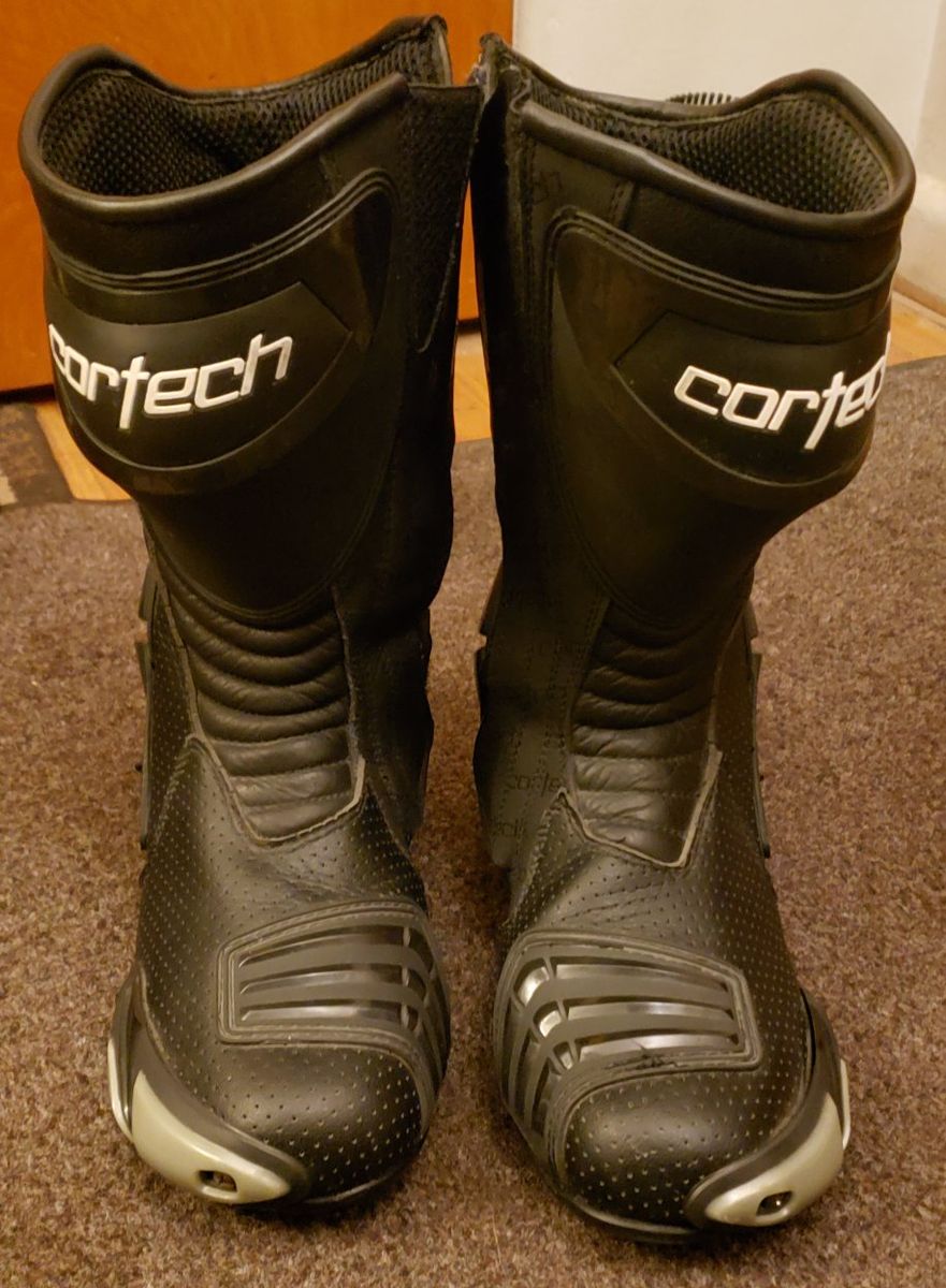 Sport bike style boots Cortech