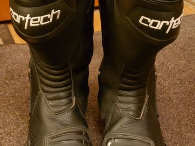 Sport bike style boots Cortech