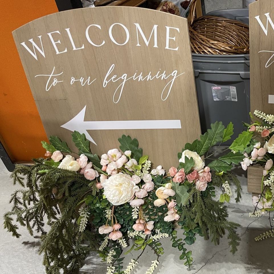 Pink and White table flowers, welcome sign