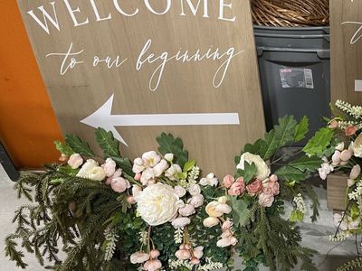 Pink and White table flowers, welcome sign