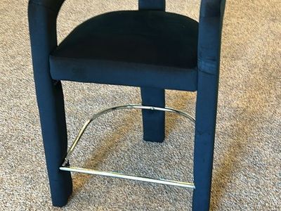 Modern Black Velvet Bar Stool with Chrome Footrest - Chic & Comfortable Seating
