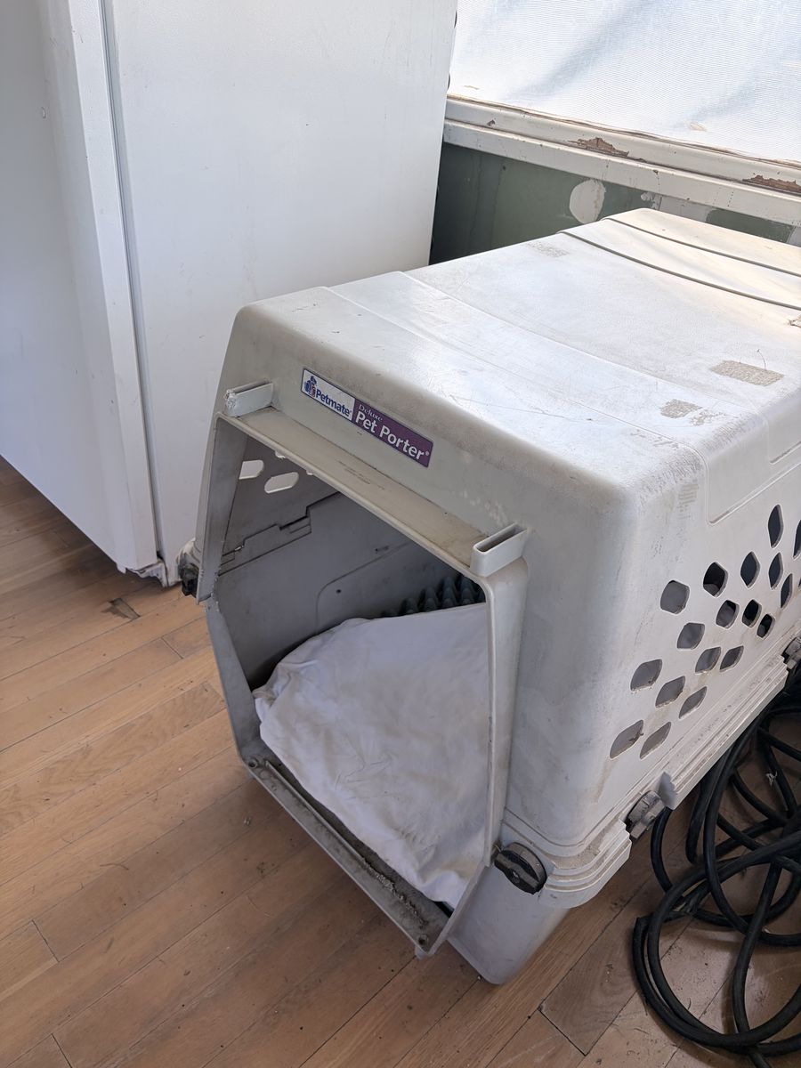 Large Petmate Deluxe Pet Porter Dog Kennel