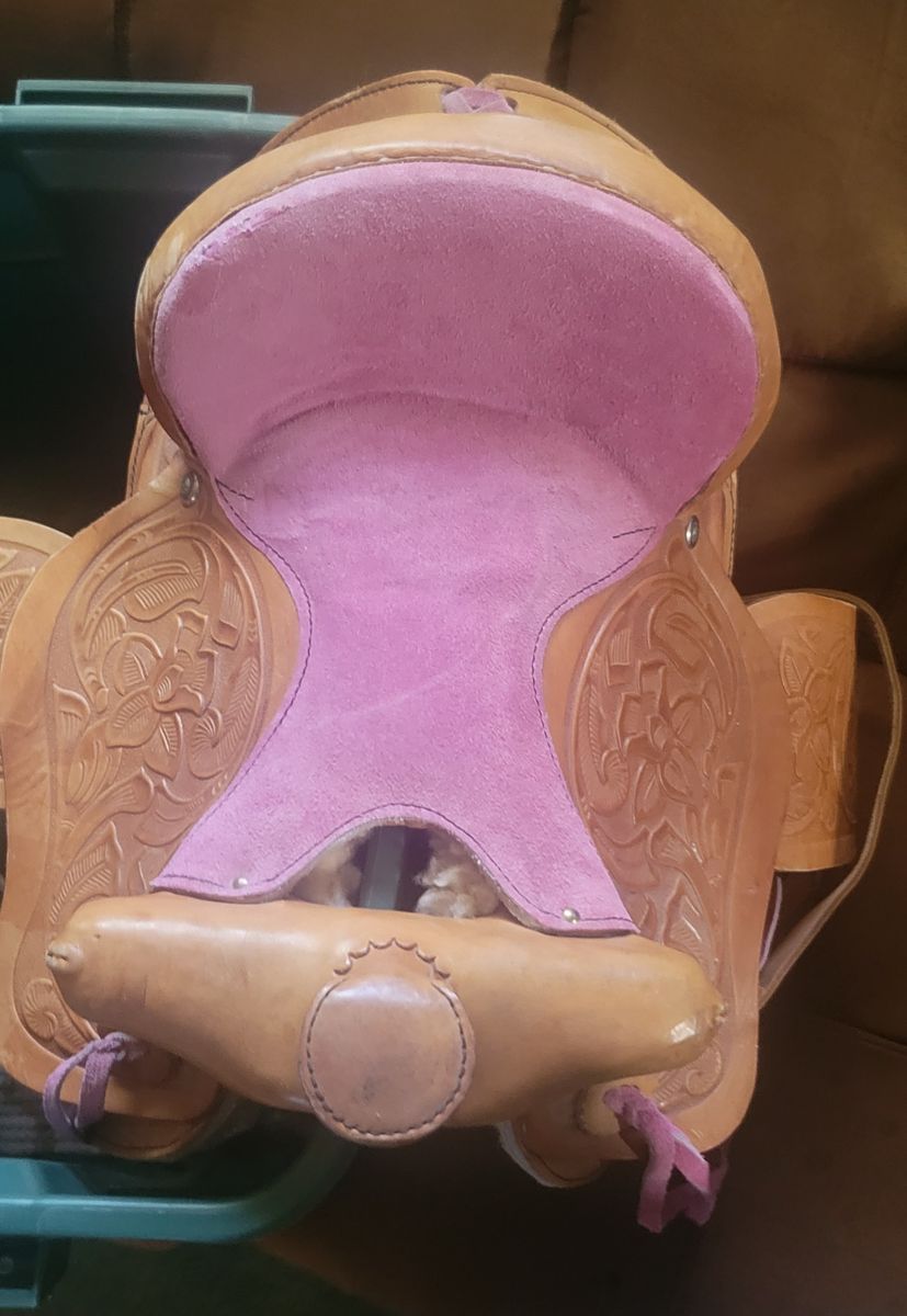 Pink kid saddle