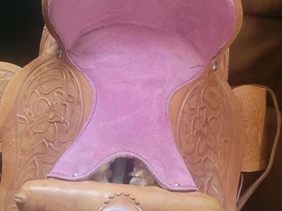 Pink kid saddle