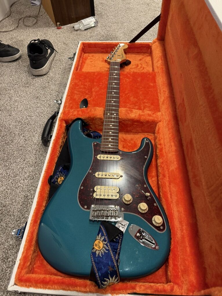 fender Stratocaster With Amp And Case