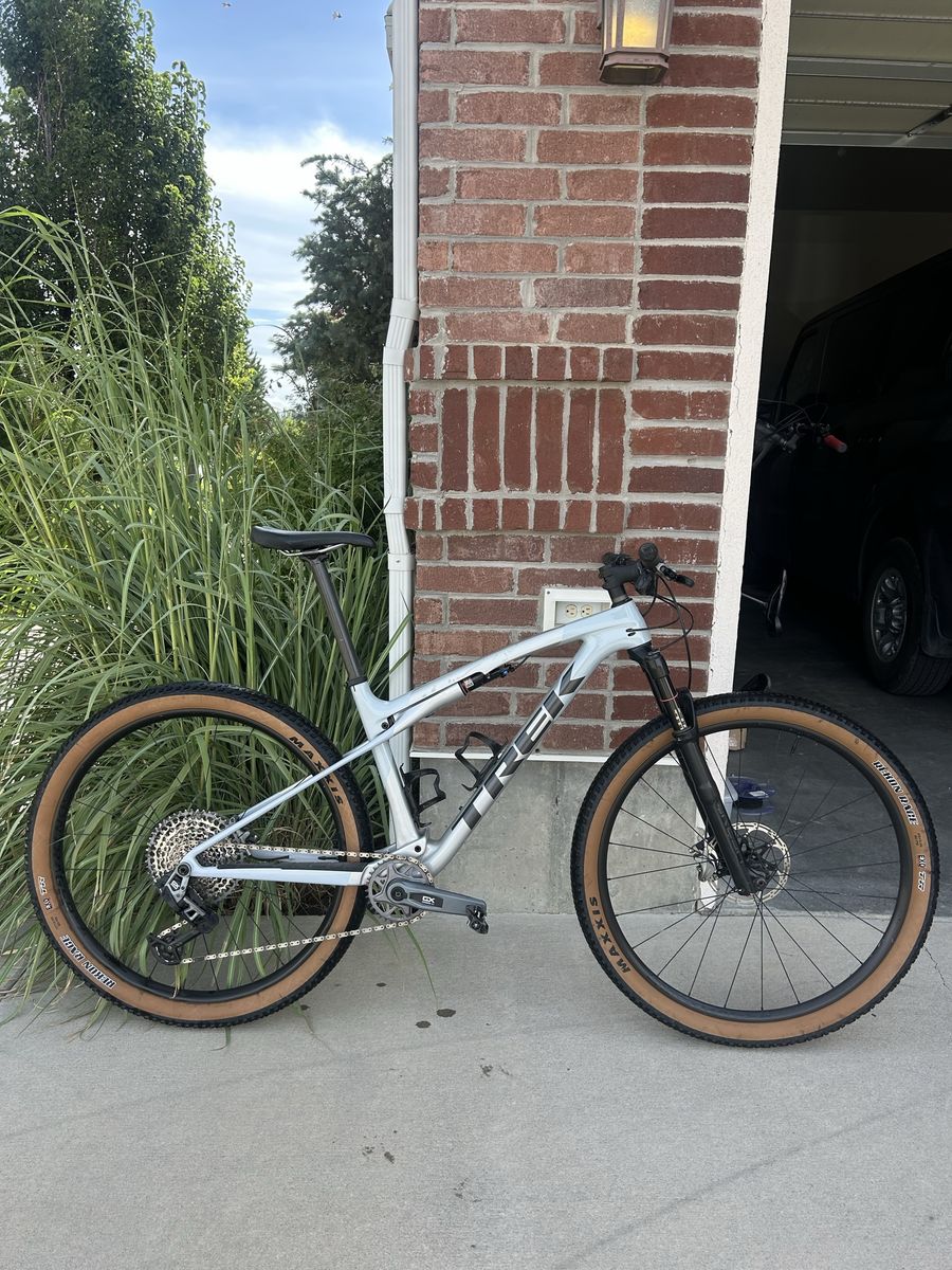 Trek Supercaliber Full Suspension Mountain Bike - Silver / Maxxis Tires. SRAM transmission GX power meter 