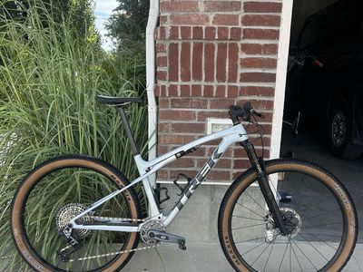 Trek Supercaliber Full Suspension Mountain Bike - Silver / Maxxis Tires. SRAM transmission GX power meter