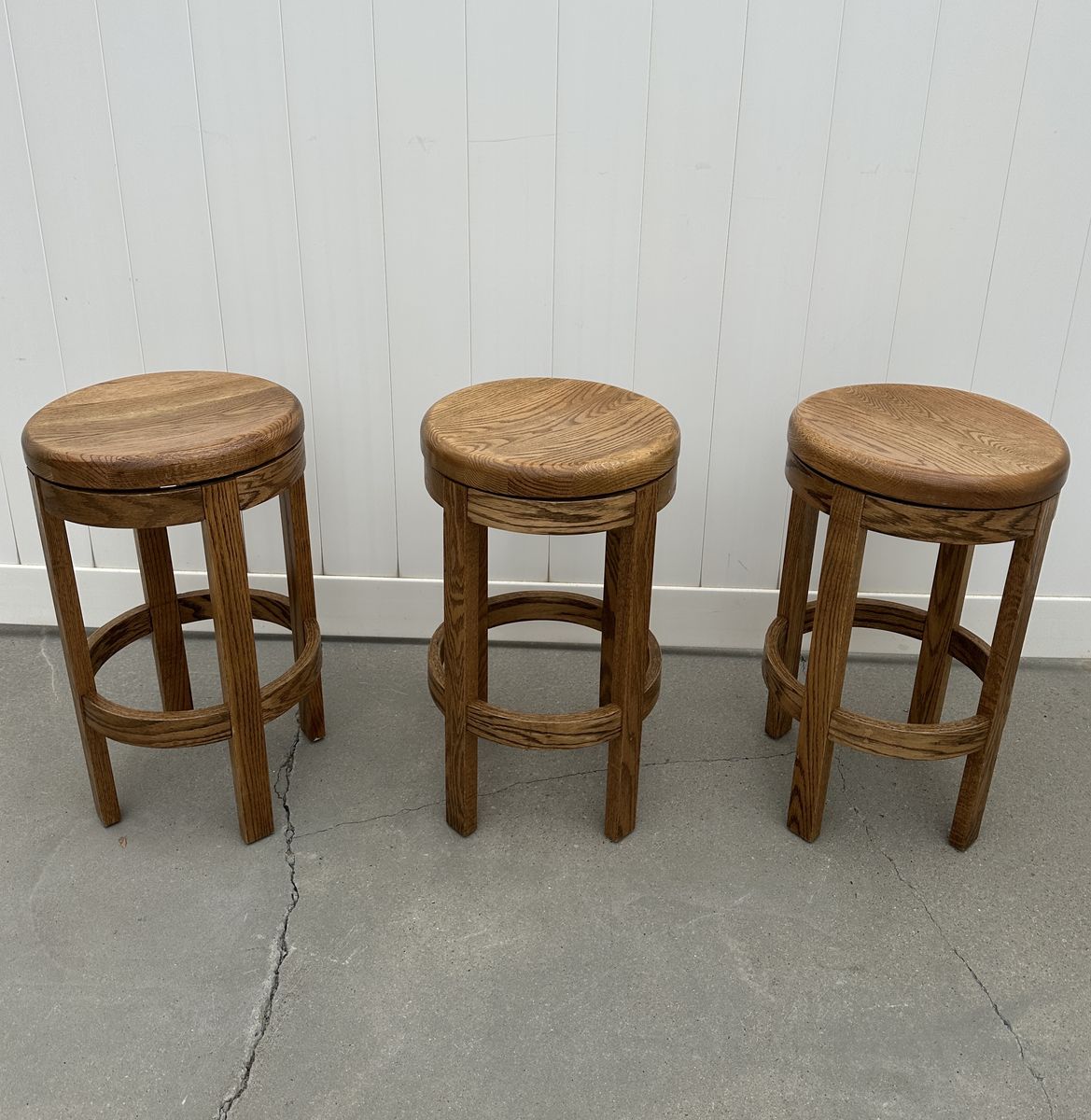Comfy Swivel Oak Kitchen Bar Stools