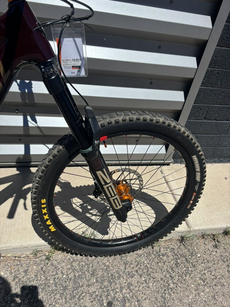 Santa Cruz Nomad C size medium
