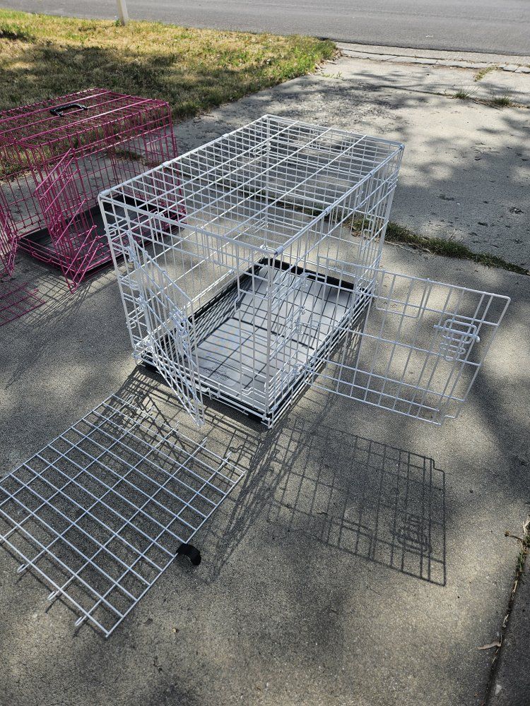 Medium wire dog crate