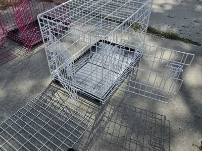 Medium wire dog crate