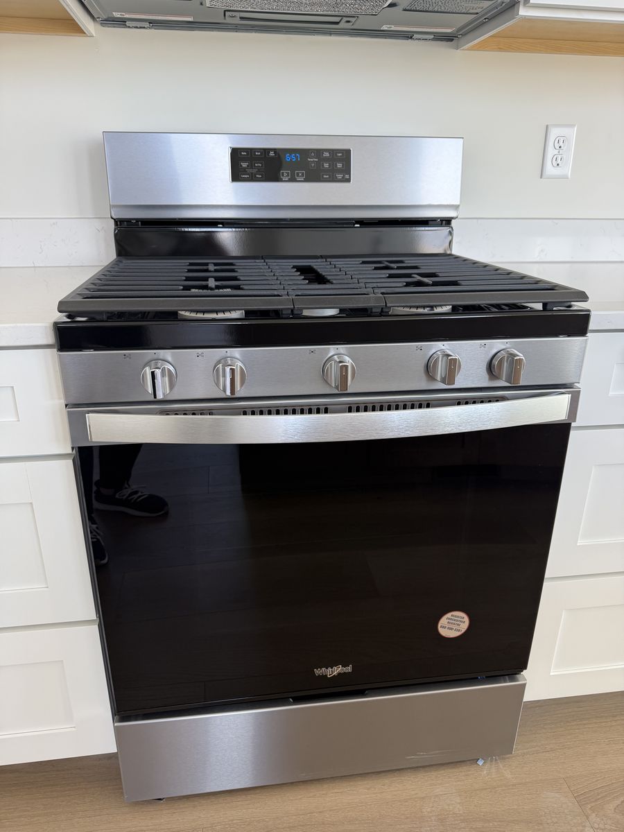 BRAND NEW Whirlpool 30" Gas Range - Never used
