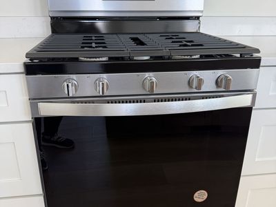 BRAND NEW Whirlpool 30" Gas Range - Never used