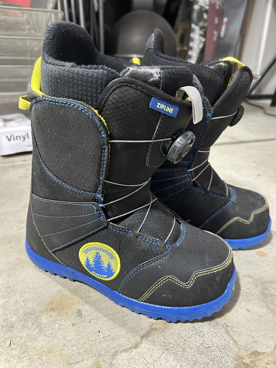 Snowboarding boots