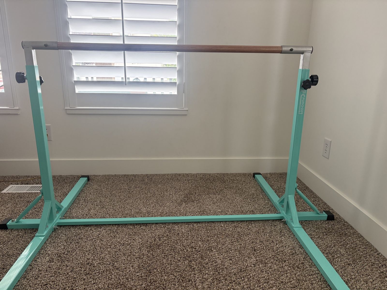 Adjustable gymnastics bar