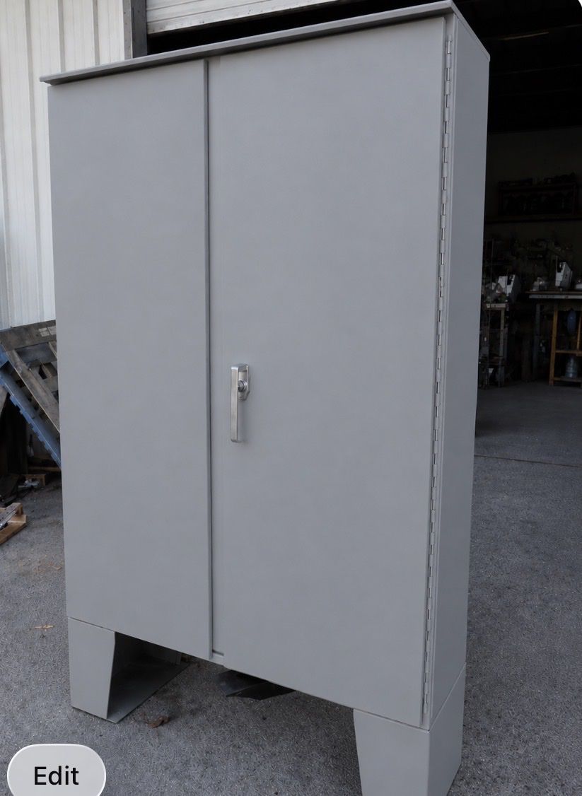 Freestanding industrial electrical junction box