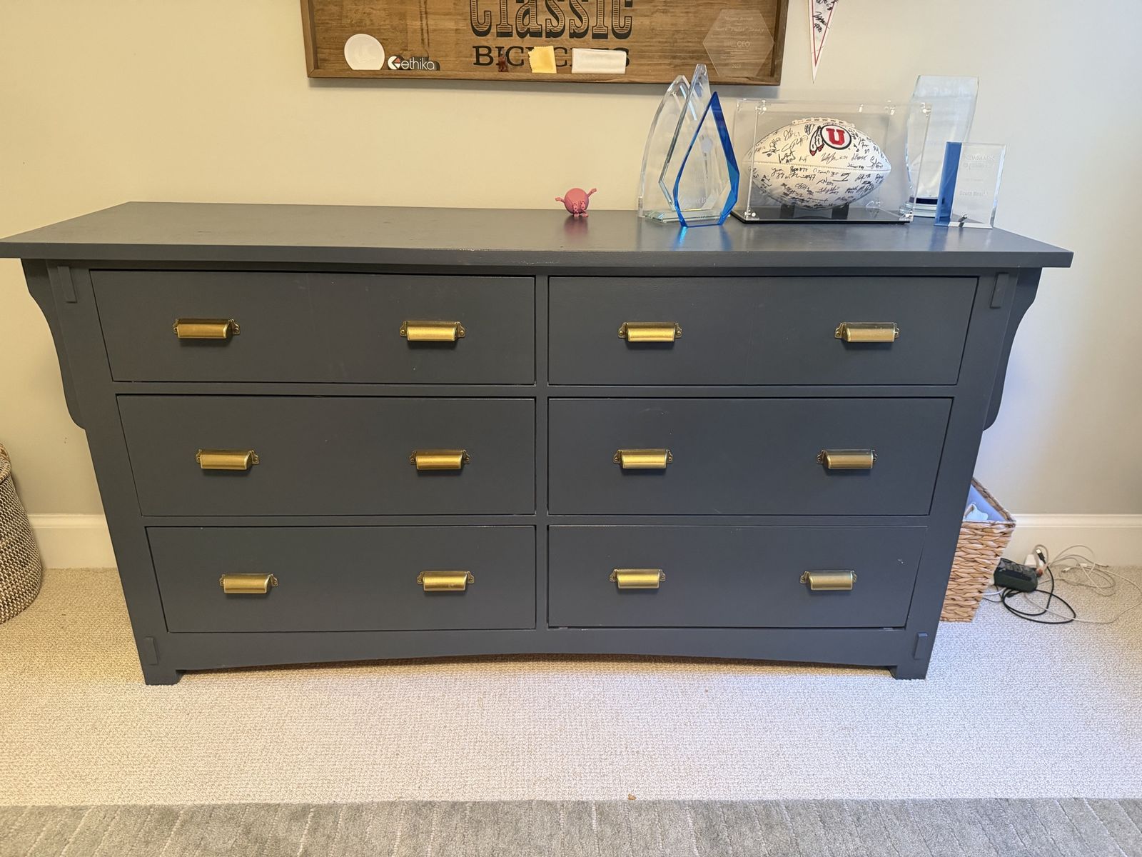 Solid wood Dresser with 6 Drawers and Brass Pulls - Excellent Condition