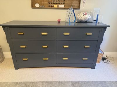 Solid wood Dresser with 6 Drawers and Brass Pulls - Excellent Condition