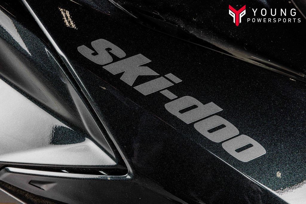 2025 Ski-Doo Summit® Adrenaline® with Edge Package 850 E-TEC 154 SS H_Alt Powder 3.0_Bla