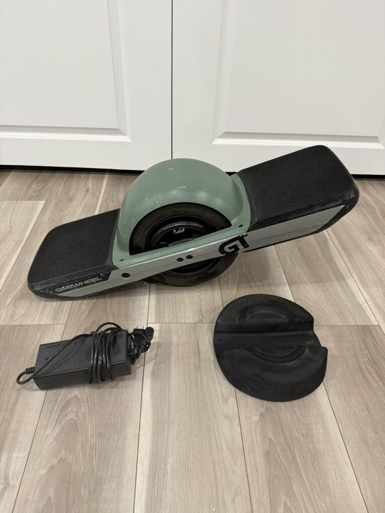 Onewheel GT With Fender & Stand