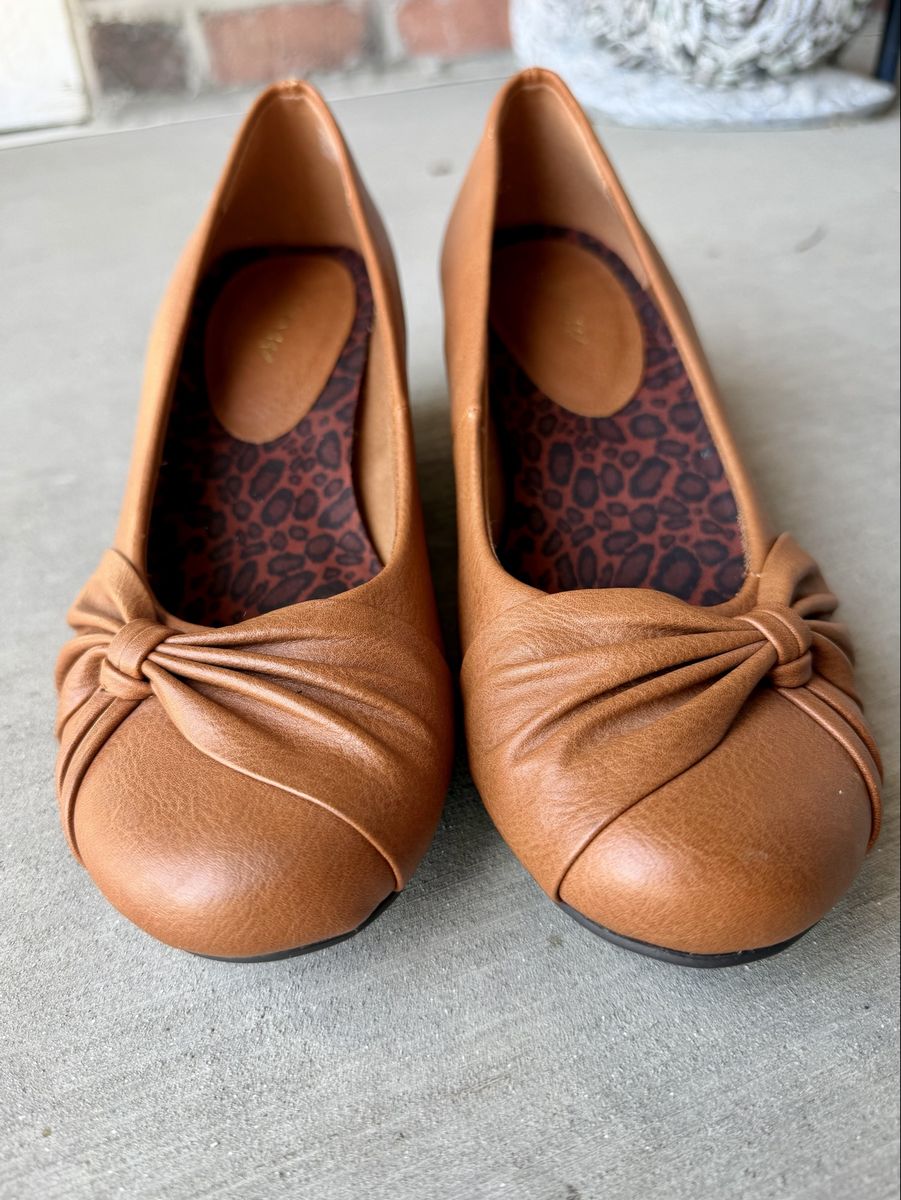 GNW Megan Cognac Low Wedge Pumps Women’s 8.5 Twist Front Comfort Heels